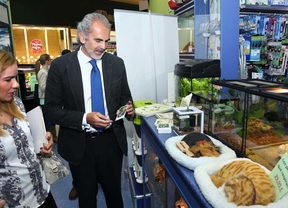 Enrique Ruiz visita una tienda de animales