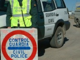 Un conductor, al parecer, drogado arrolla la moto de un guardia civil