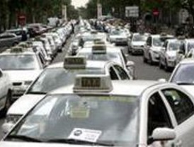 Concentración de taxistas en la Audiencia Provincial por el asesinato de un compañero