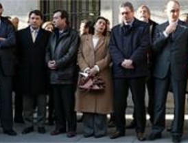 Un centenar de personas asiste a la concentración silenciosa en el Ayuntamiento