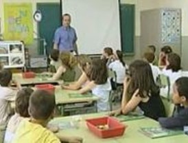 El colegio Rufino Blanco simula el funeral de la enseñanza pública