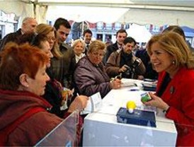 Intercambio de 25.000 bombillas de bajo consumo en la Plaza Mayor de Madrid