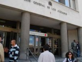 Demandado por obligar a trabajar sólo con ropa interior debajo de la bata