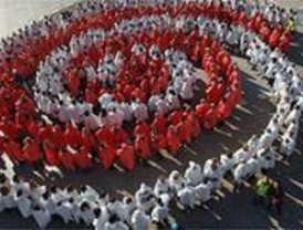 Ouka Leele fotografía desde el aire a más 1.500 personas, símbolo voluntariado