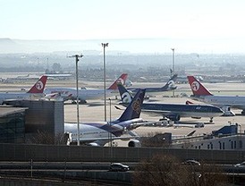 Aena sancionará a las compañías que no respeten el pasillo aéreo de Barajas