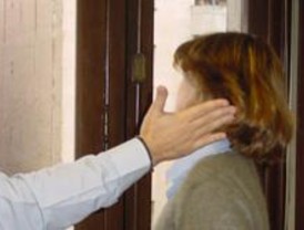 Sindicatos y oposición piden al CES retirar un documento sobre las mujeres maltratadas