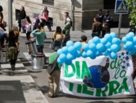 Pasacalle, disfraces y teatro conmemoran el Día de la Tierra