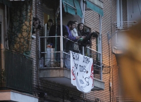 Desalojan a una familia con tres niños, uno de ellos de dos meses y medio, en Ciudad Lineal