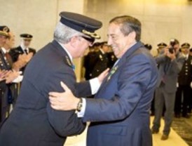 La Policía reconoce a Fermín Lucas por la colaboración de Ifema con el Cuerpo