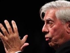 El premio Nobel firma cientos de ejemplares de 'El sueño del celta'