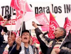 Pañolada negra de los funcionarios contra Aguirre