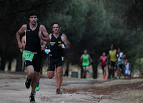 Quinientos atletas iluminan el duatlón nocturno de Alcorcón