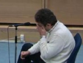 Slimane rompe a llorar al preguntarle por el atentado