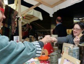 La muestra de artesanía hecha por discapacitados intelectuales llega a Chamartín