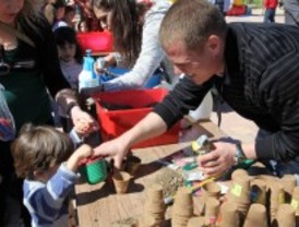 Los niños de 3 años plantan árboles en Getafe