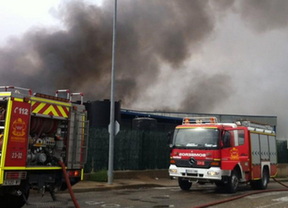 Los bomberos extinguen un incendio en Campo Real en una nave de productos químicos