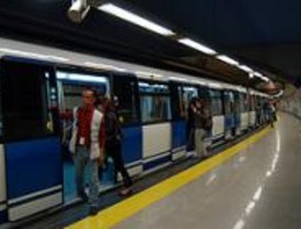 Una mujer que padeció cáncer de mama denuncia que no puede ser taquillera de Metro