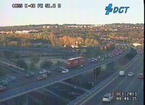 Retenciones de 20 kilómetros por un accidente en la M-40