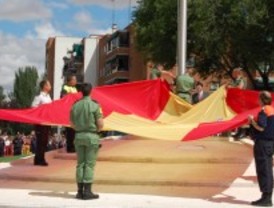 El alcalde de Alcalá de Henares iza una gran bandera de España en la localidad