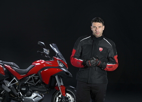 Primer sistema de airbag de chaqueta integrado con una motocicleta