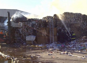 Arde una empresa de reciclaje de papel en Vicálvaro