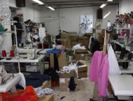 Desmantelan un taller clandestino de ropa en el que explotaban a trabajadores chinos