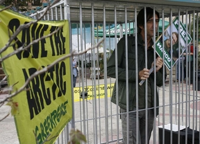 Famosos 'entre rejas' piden la liberación de activistas de Greenpeace en Rusia