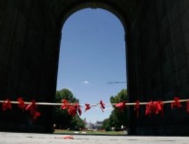 La Puerta de Alcalá se llena de lazos en recuerdo de los niños víctimas de las guerras