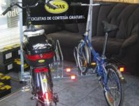 Una empresa de reparación de coches presta 'bicis'