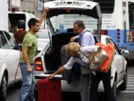 El taxi exige luchar contra la competencia desleal y demanda paradas del siglo XXI