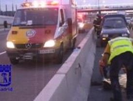Un camionero muere atropellado tras intentar cambiar una rueda reventada en la M-45