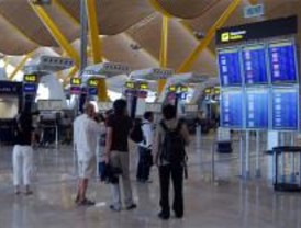 Casi 1.200 aviones despegan o aterrizan en Barajas este lunes