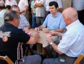 Más de 500 personas participan en el torneo de mus al aire libre de Alcalá