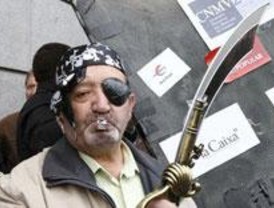 Víctimas de estafas financieras protestan ante la CNMV