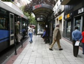 Proponen poner nombres a las paradas de autobús e instalar máquinas de billetes en las marquesinas