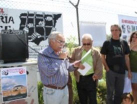 Víctimas del franquismo se reúnen en Carabanchel para defender a Garzón