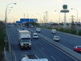Un camión pierde la carga en la A-42