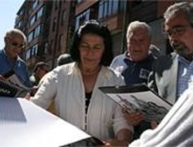 IU se da un discreto baño de multitudes en la pradera