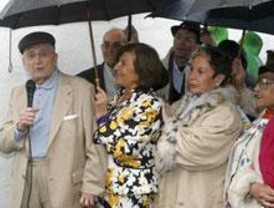 Tony Leblanc descubre la placa que da su nombre a una calle de Villaviciosa