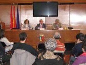 Pozuelo enseña a educar en tiempos de crisis en la ponencia 'familias ante la crisis'