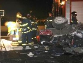 Una mujer muere y tres hombres resultan heridos al volcar un coche en la M-40