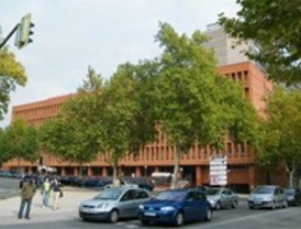 La Complutense abre su piscina al nudismo