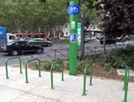 IU dice que los aparcamientos de bicis se utilizan para dejar los cubos de basura