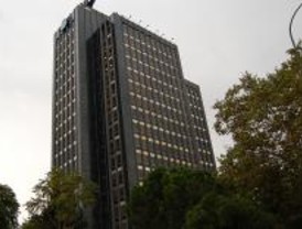 Comienza la instalación del jardín vertical de la Torre de la Mutua Madrileña