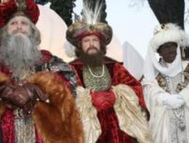 Los Reyes Magos llegan a una residencia infantil de Chamberí en helicóptero