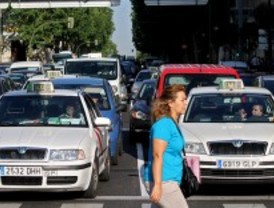 Un accidente complica la circulación en la A-2