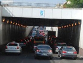 Un accidente complica el acceso por la A-5