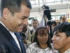 El presidente de Ecuador coloca una ofrenda floral en la T-4