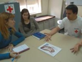 Cruz Roja informa a los viajeros sobre cómo disfrutar del verano sin sobresaltos