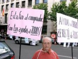 V de Vivienda ocupa un banco para denunciar la especulación